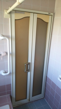 浴室中折れドア交換2　施工例